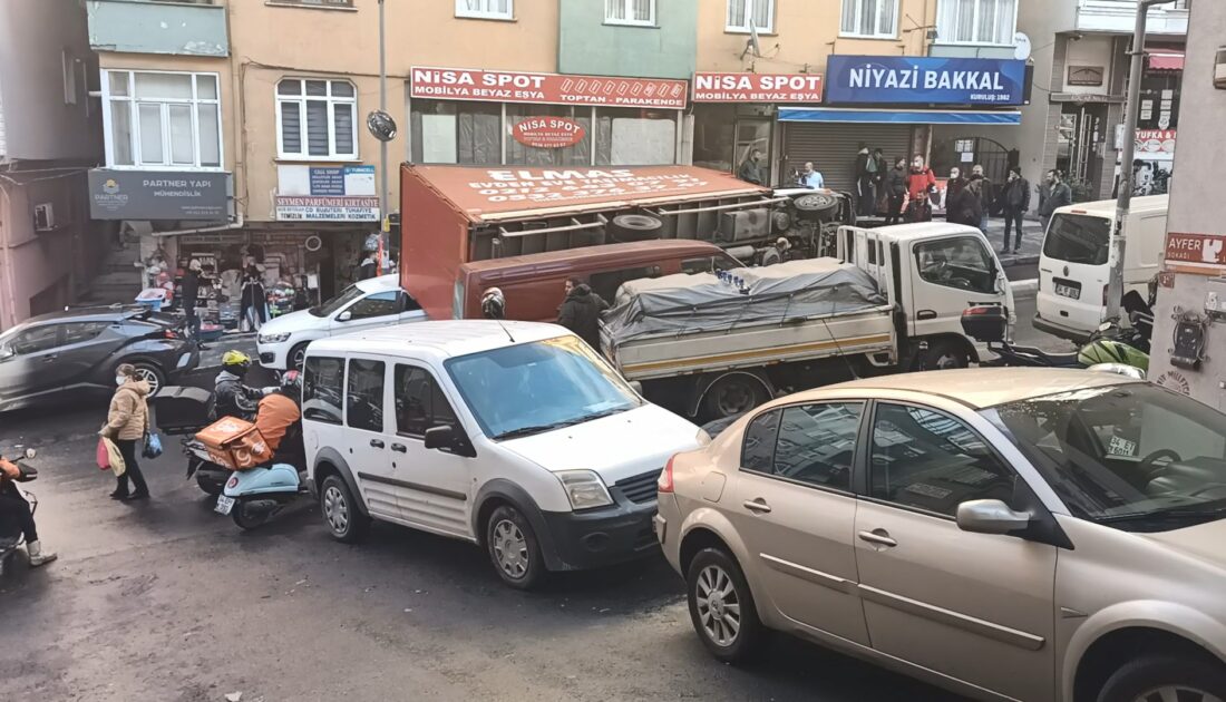 Kamyonet, park halindeki otomobilin üzerine devrildi