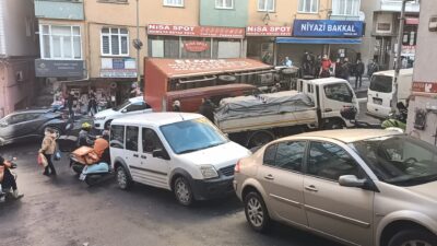 Kamyonet, park halindeki otomobilin üzerine devrildi