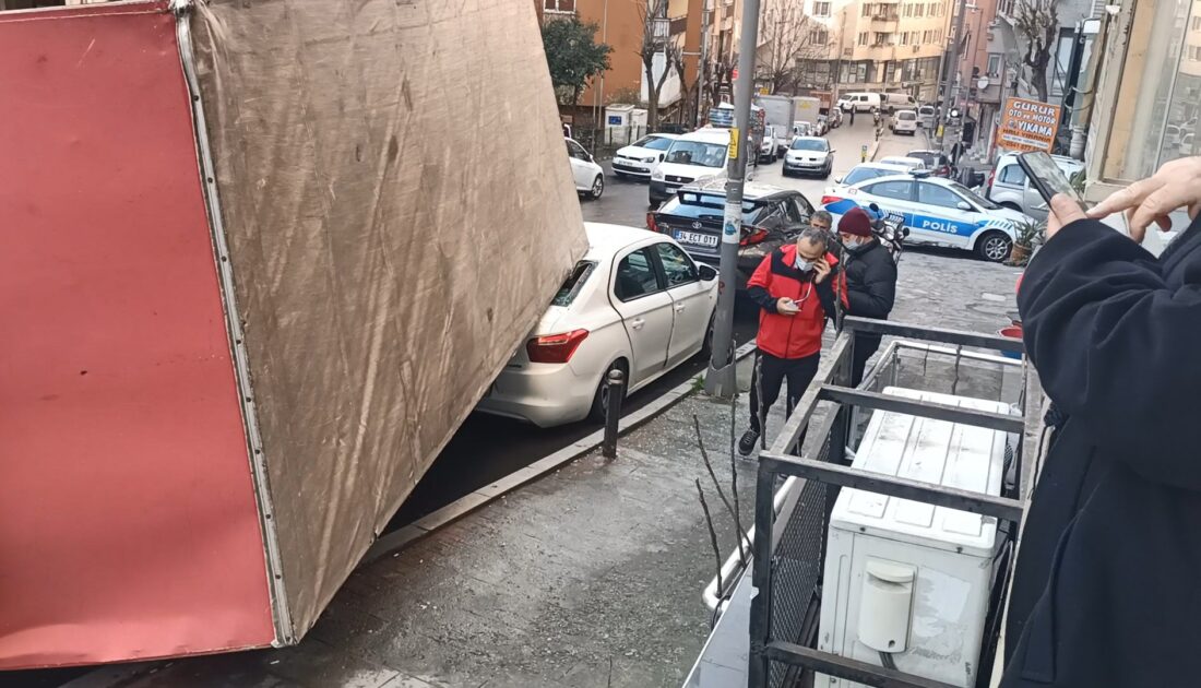 Kamyonet park halindeki otomobilin üzerine devrildi