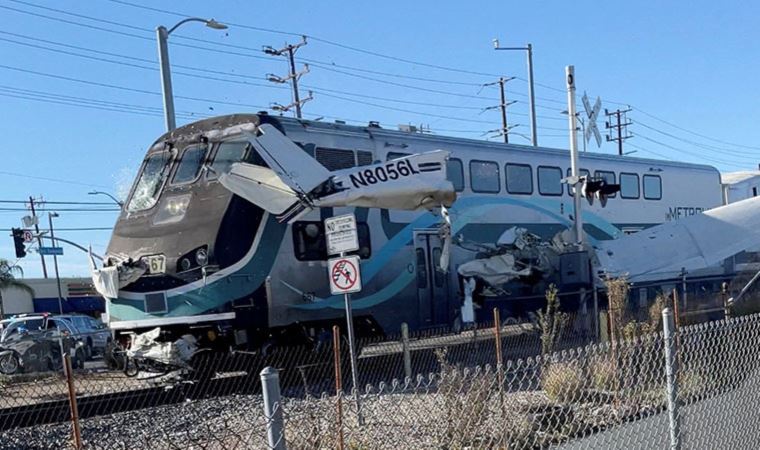 Los Angeles’ta uçağa tren çarptı