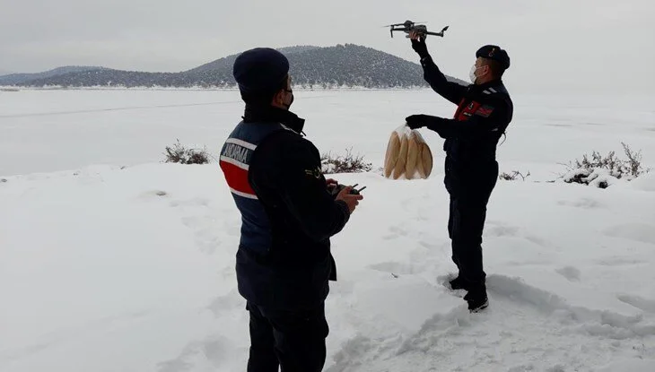 Adada mahsur kalan çiftçilere drone ile gıda gönderildi