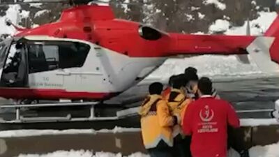 Mahsur kalan ambulanstaki bebek helikopterle hastaneye yetiştirildi