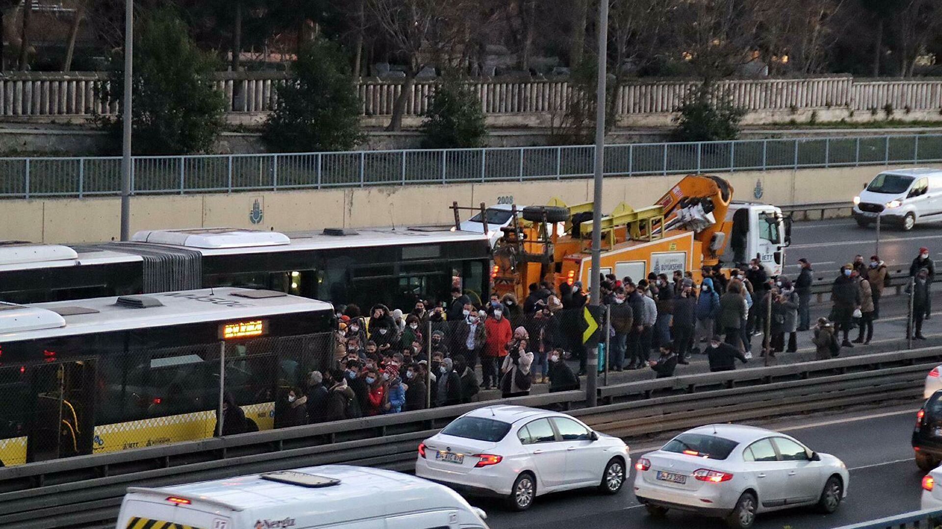 Metrobüs arızalandı: Yolcular durağa yürüyerek ulaştı