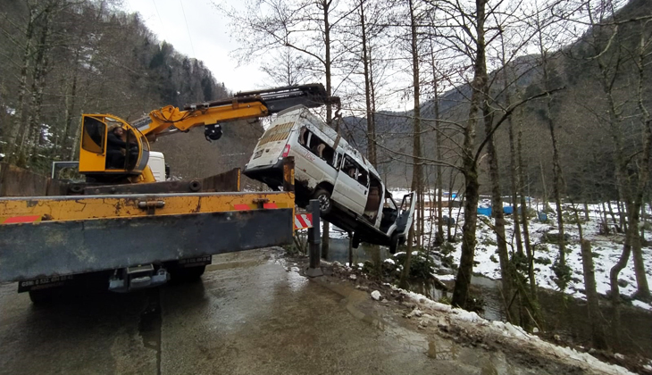 Otomobille çarpışıp dereye uçan tur minibüsündeki 7 kişi yaralandı