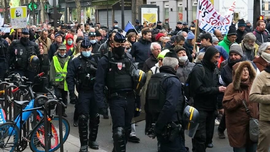 Paris’te aşı kartı uygulaması protesto edildi