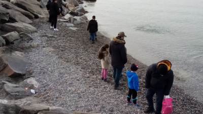 Çekilen deniz çocuklara eğlence mekanı oldu