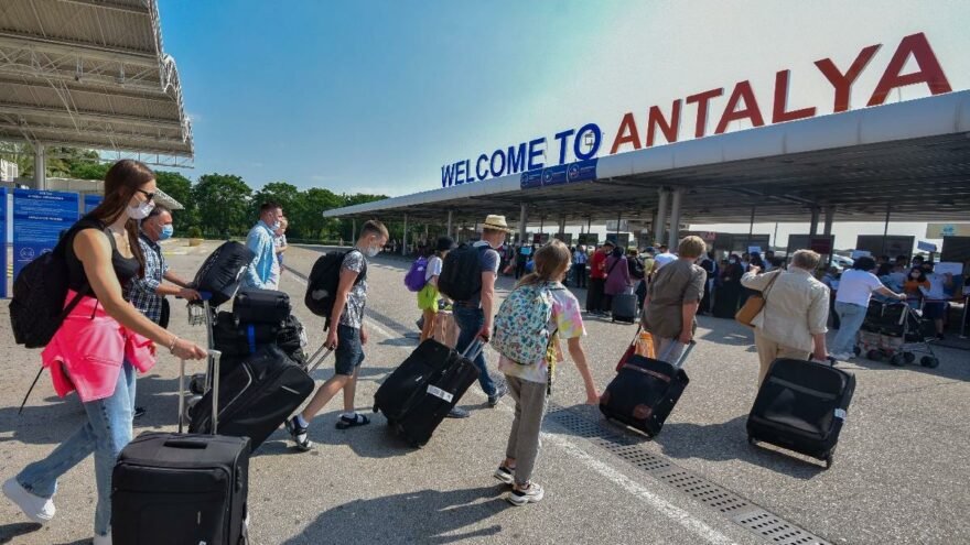 2021’de Antalya’ya salgına rağmen turist yağdı