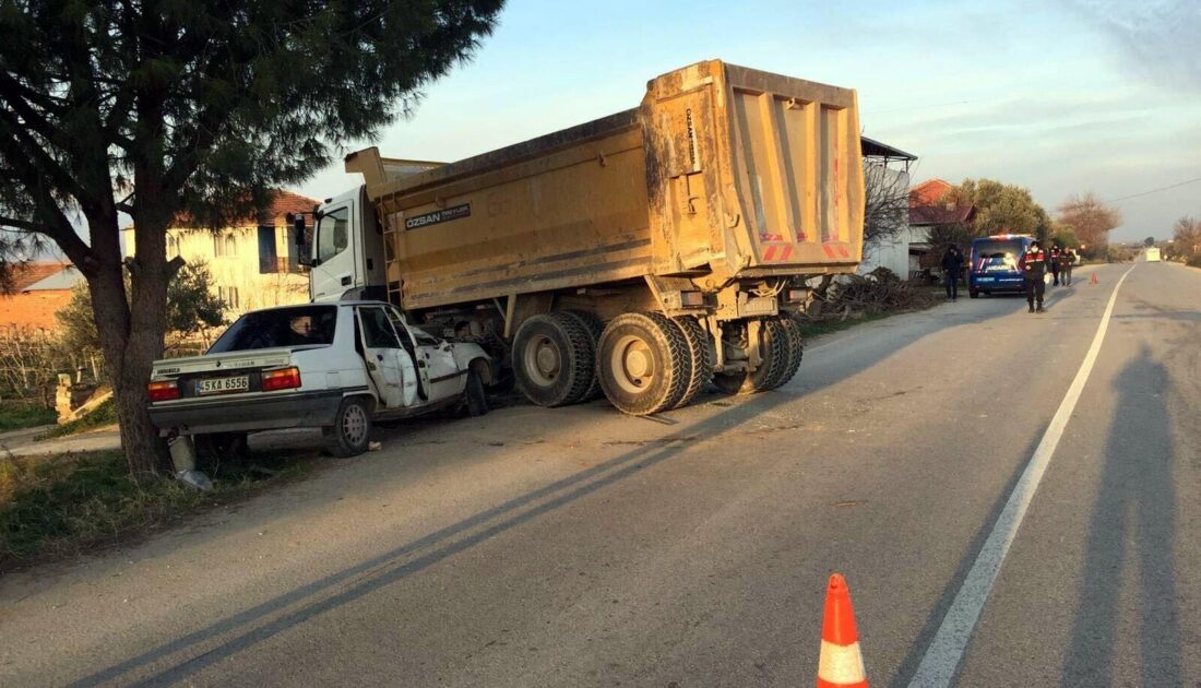 Otomobil hafriyat kamyonuna çarptı: 1 ölü 2 yaralı