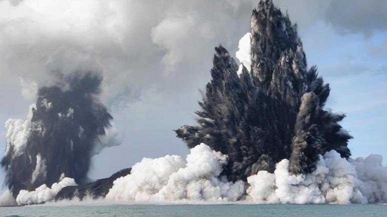 Tonga’da yanardağ patladı, tsunami dalgaları kıyıya vurdu