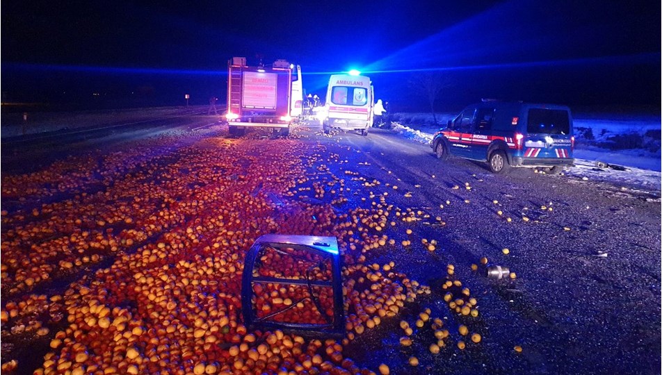 Yolcu otobüsü TIR’a çarptı: 1 ölü, 21 yaralı