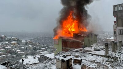 3 katlı binanın çatısı alev alev yandı