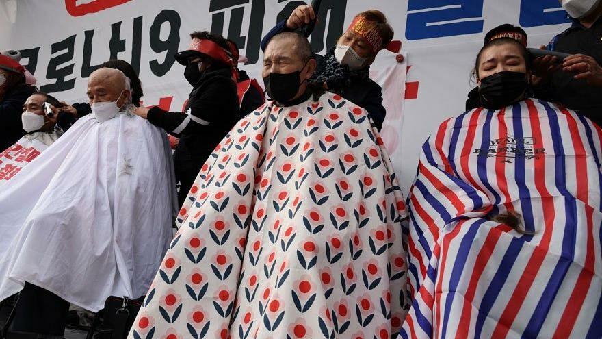 Güney Kore’de ilginç protesto: Esnaf saçlarını kazıttı!