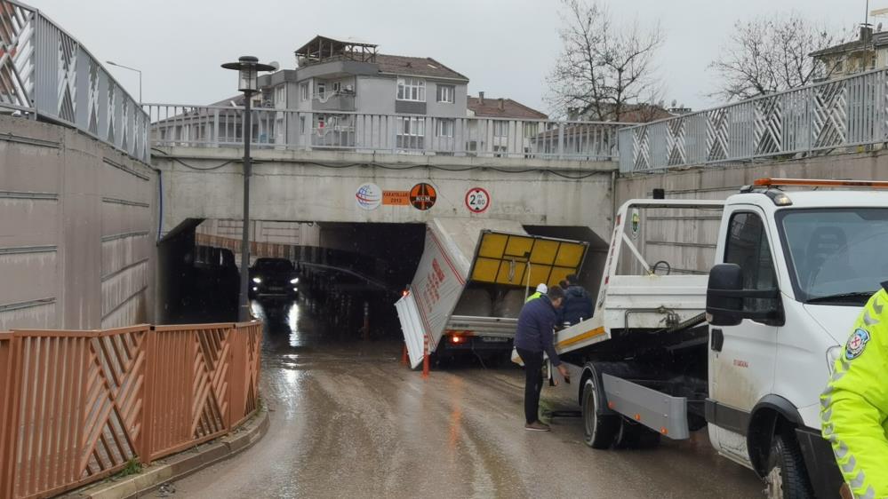 Bursa’da alt geçide takılan kamyonetin kasası parçalara ayrıldı