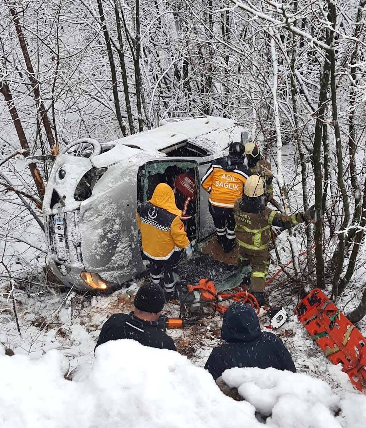 Bursa’da feci kaza! Otomobil takla atıp şarampole yuvarlandı