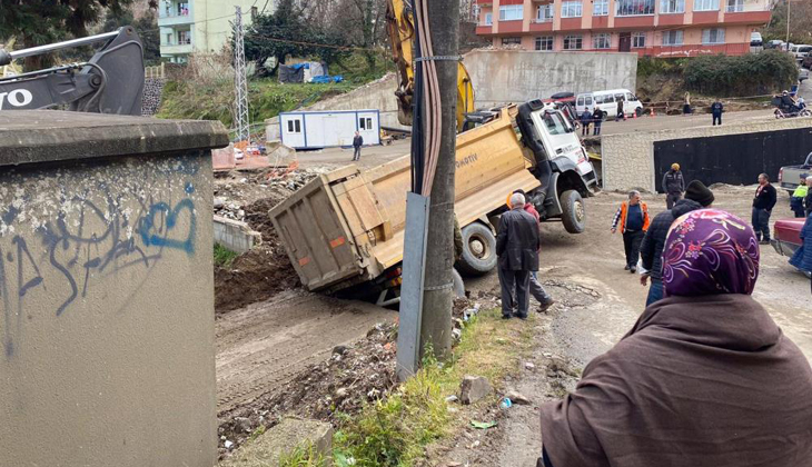 Rize’de yol çökünce kamyon dere yatağına düştü