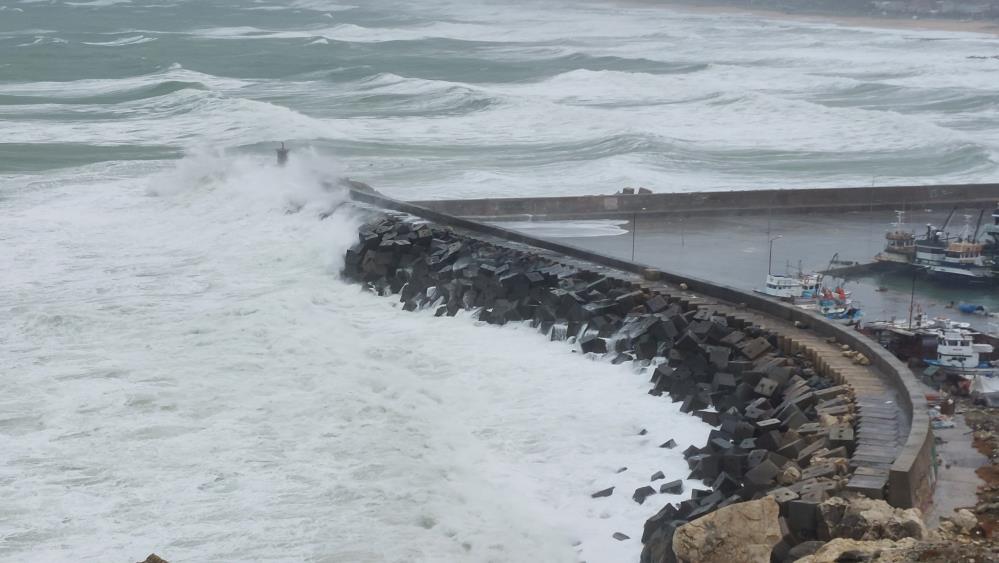 Karaburun’da dev dalgalar oluştu, balıkçılar denize açılamadı