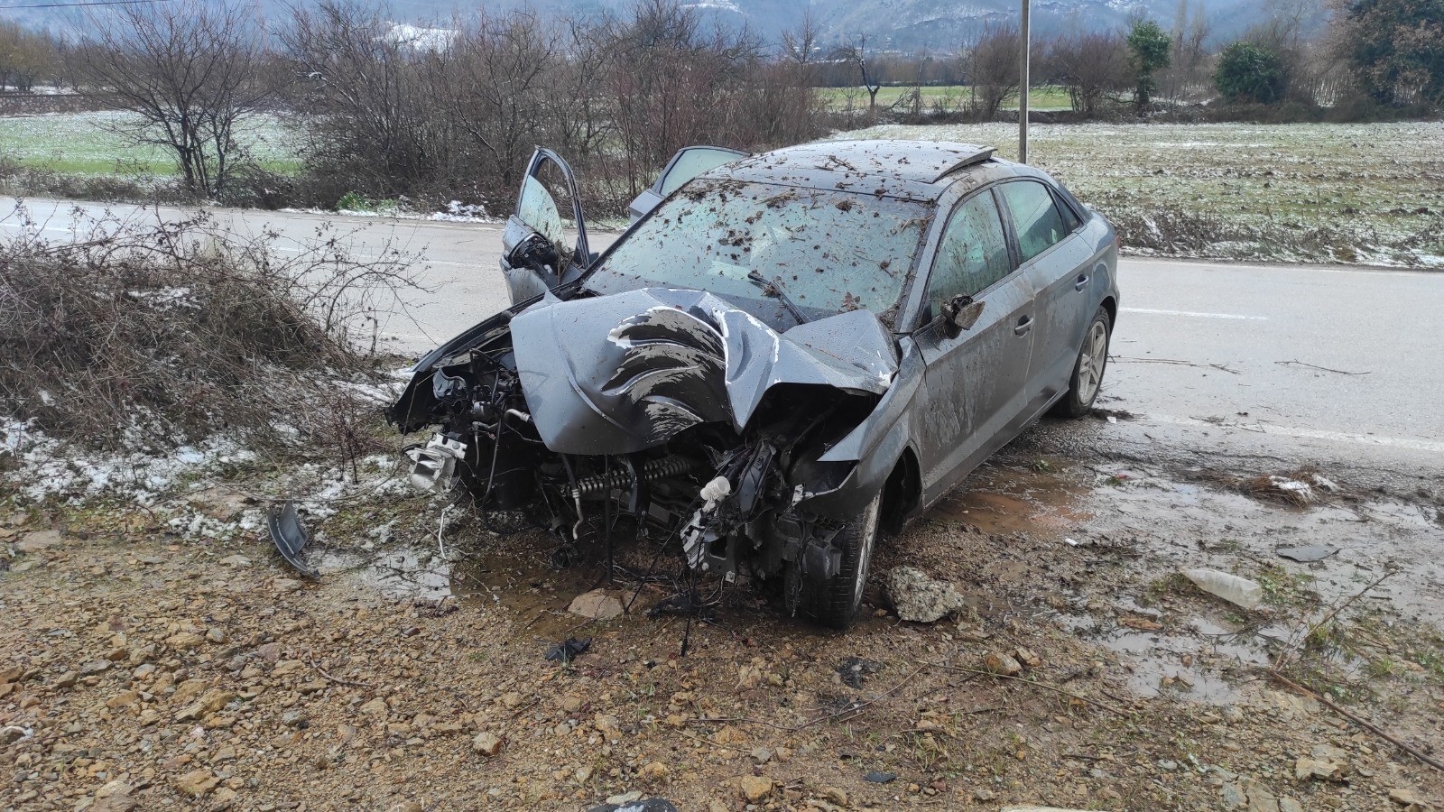 Bursa’da alkollü sürücü direğe çarptı, aracın motoru yerinden fırladı