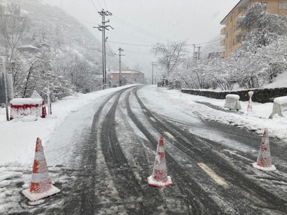 Trabzon-Bayburt karayolu kar nedeniyle ulaşıma kapandı