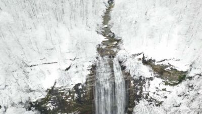 Kar altındaki Suuçtu Şelalesi görenleri büyülüyor