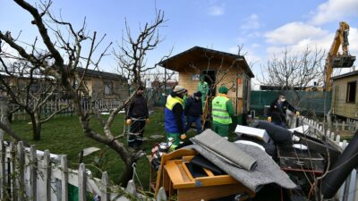 Osmangazi’de hobi bahçesi adı altındaki kaçak yapılar yıkıldı