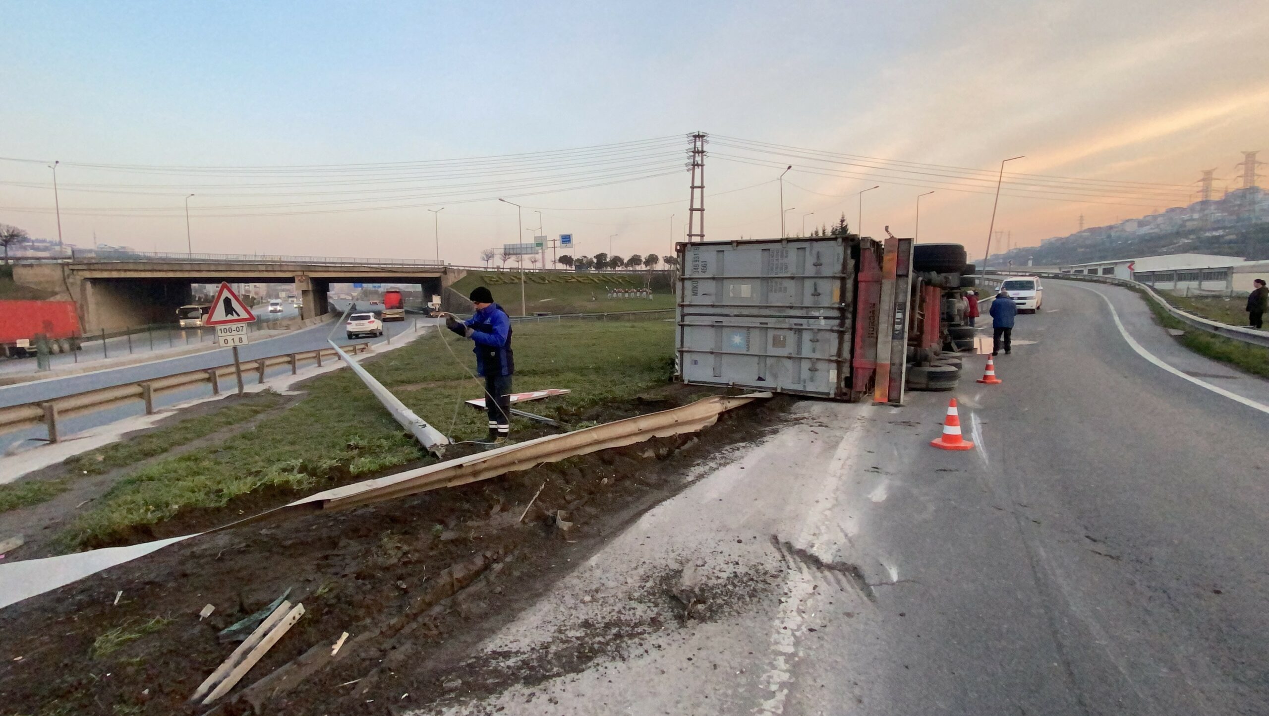 Hammadde yüklü TIR yol ayrımında devrildi