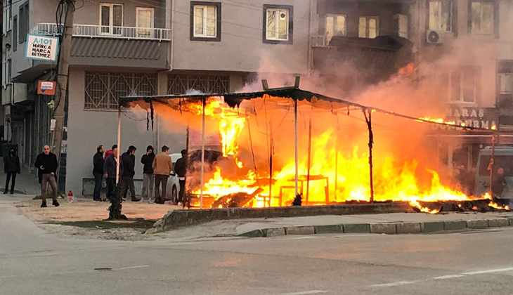 Bursa’da manav dükkanında yangın çıktı, alevler araçlara da sıçradı