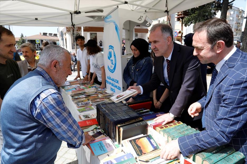 İnegöl’de Dünya Kitap Hediye Etme Günü’nde 2 bin kitap dağıtıldı