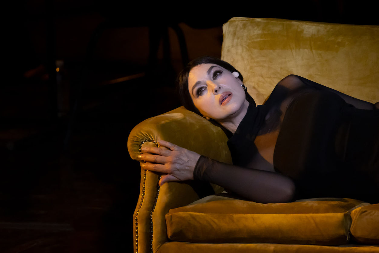 Monica Bellucci’den tek kişilik performans