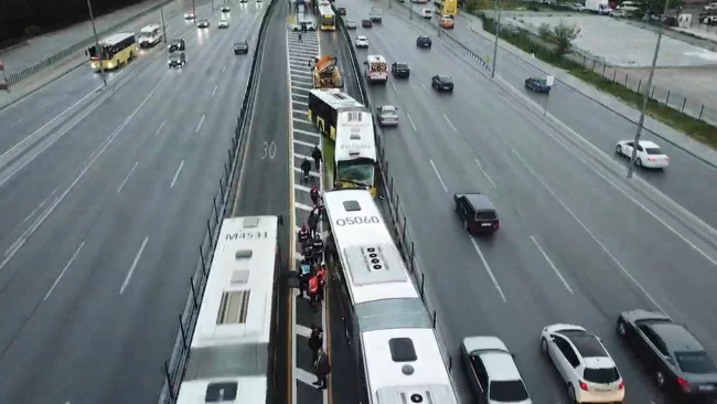 Akılalmaz kaza: Sürücüsüz metrobüs dehşet saçtı