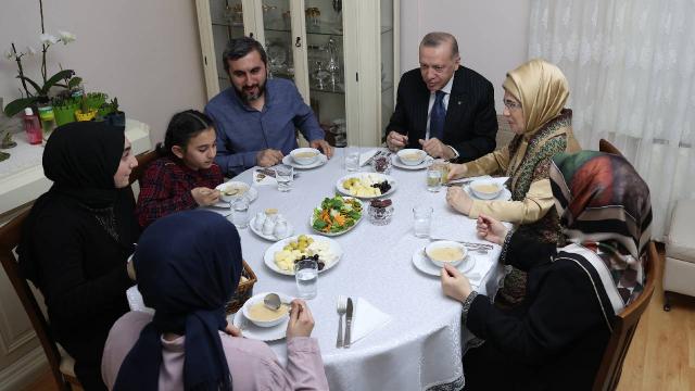 Cumhurbaşkanı Erdoğan bir vatandaşın evinde iftar yaptı