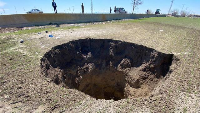 Konya’da 10 metre çapında obruk oluştu