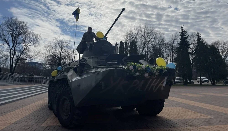 Ruslardan ele geçirilen zırhlı araç, Ukrayna’da gelin arabası oldu