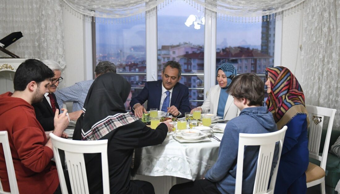 Bakan Özer ve eşi, öğretmen çiftin iftar sofrasında