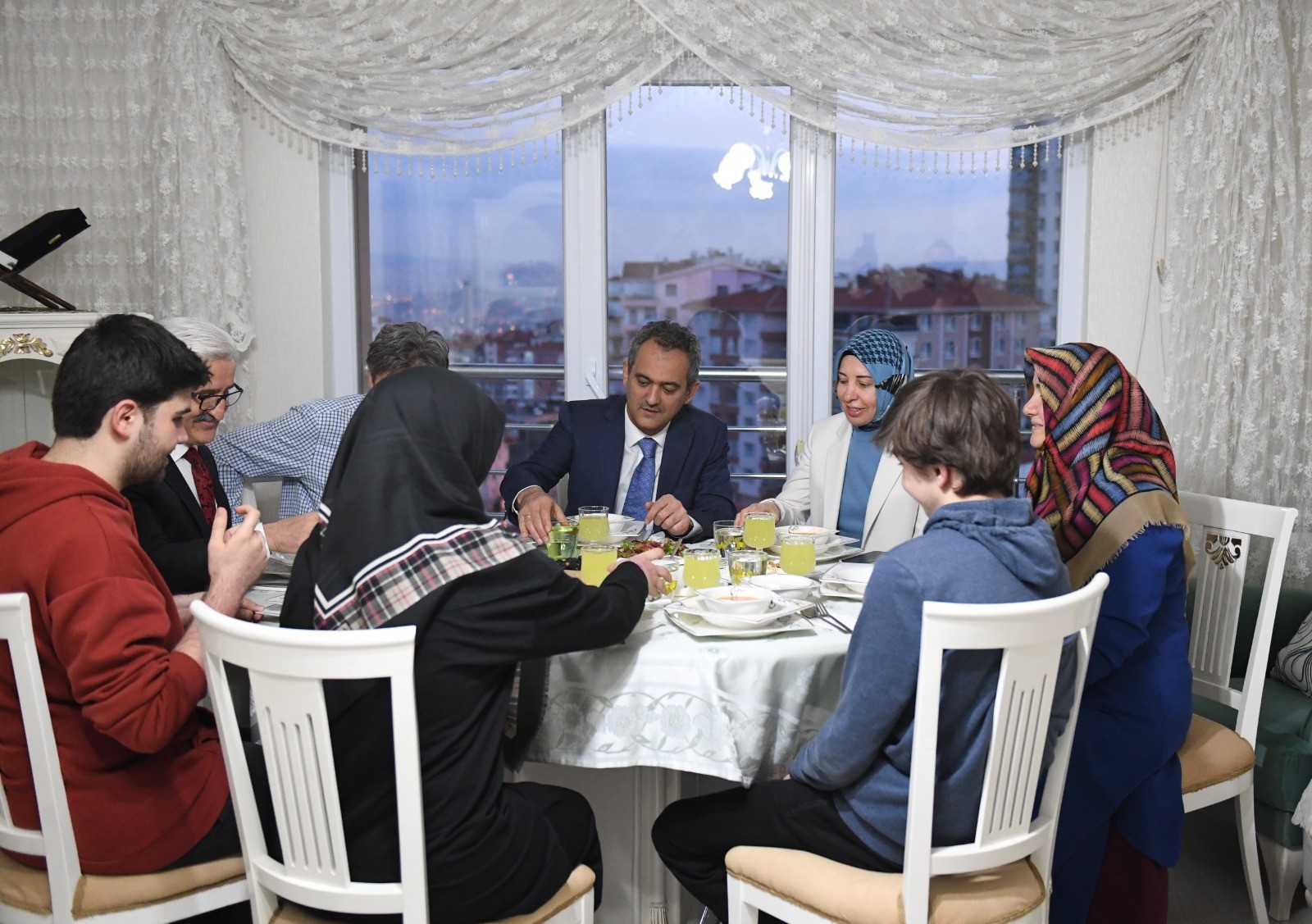 Bakan Özer ve eşi, öğretmen çiftin iftar sofrasında