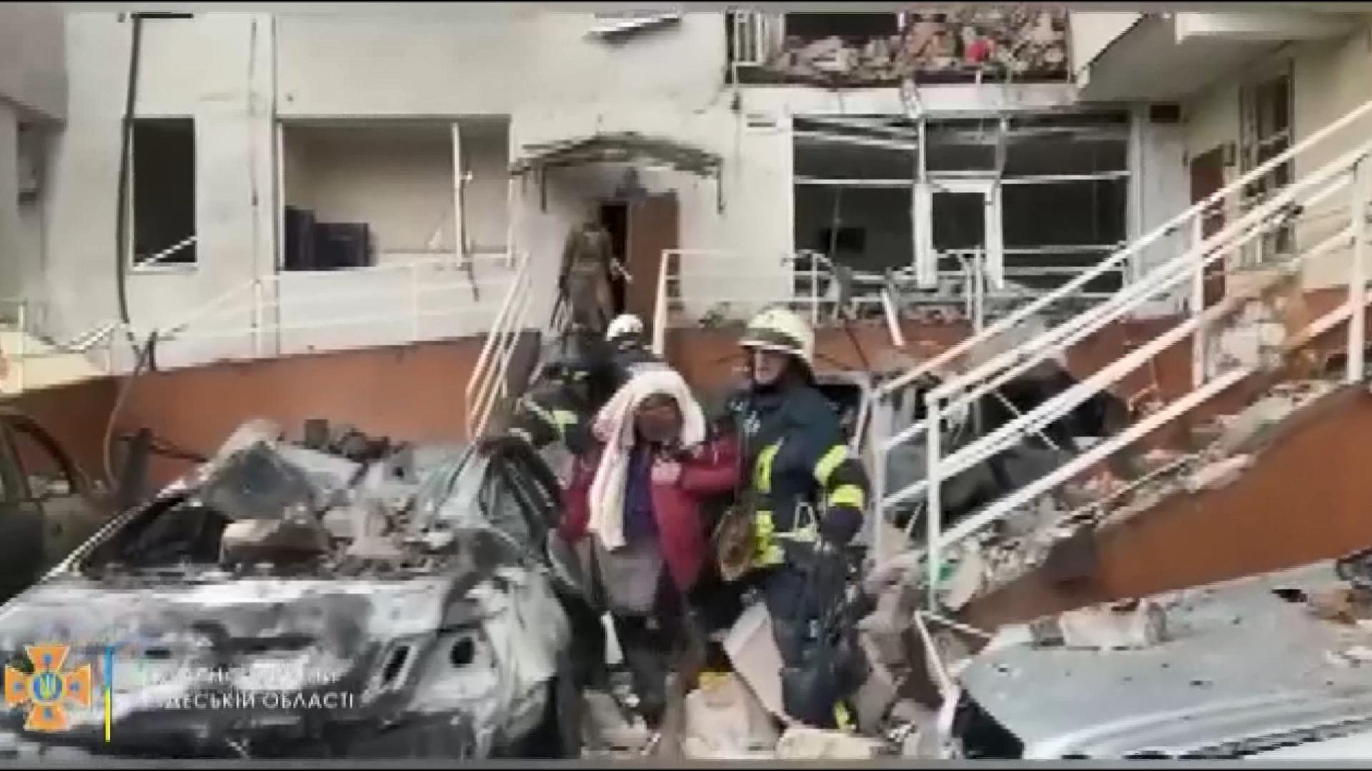 Odessa’da bombardıman sonrası kurtarma çalışmaları devam ediyor