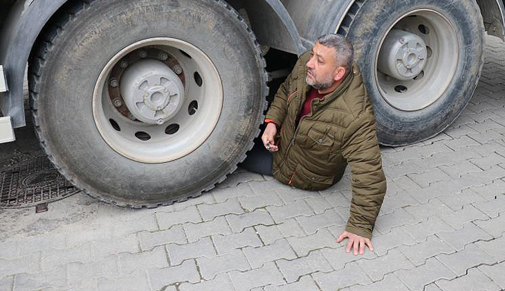 Mezarlıktan yol geçmemesi için iş makinesinin altına yattı