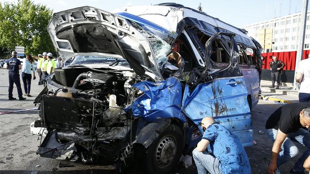 Ankara’da minibüs ile otomobil çarpıştı: Çok sayıda yaralı var