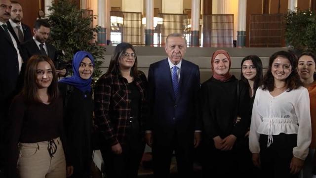 Cumhurbaşkanı Erdoğan, gençlerle bir araya geldi