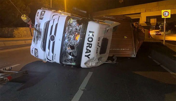 İstanbul’da alt geçide takılan TIR devrildi