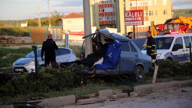 Kazada ikiye bölünen otomobilin sürücüsü hayatını kaybetti