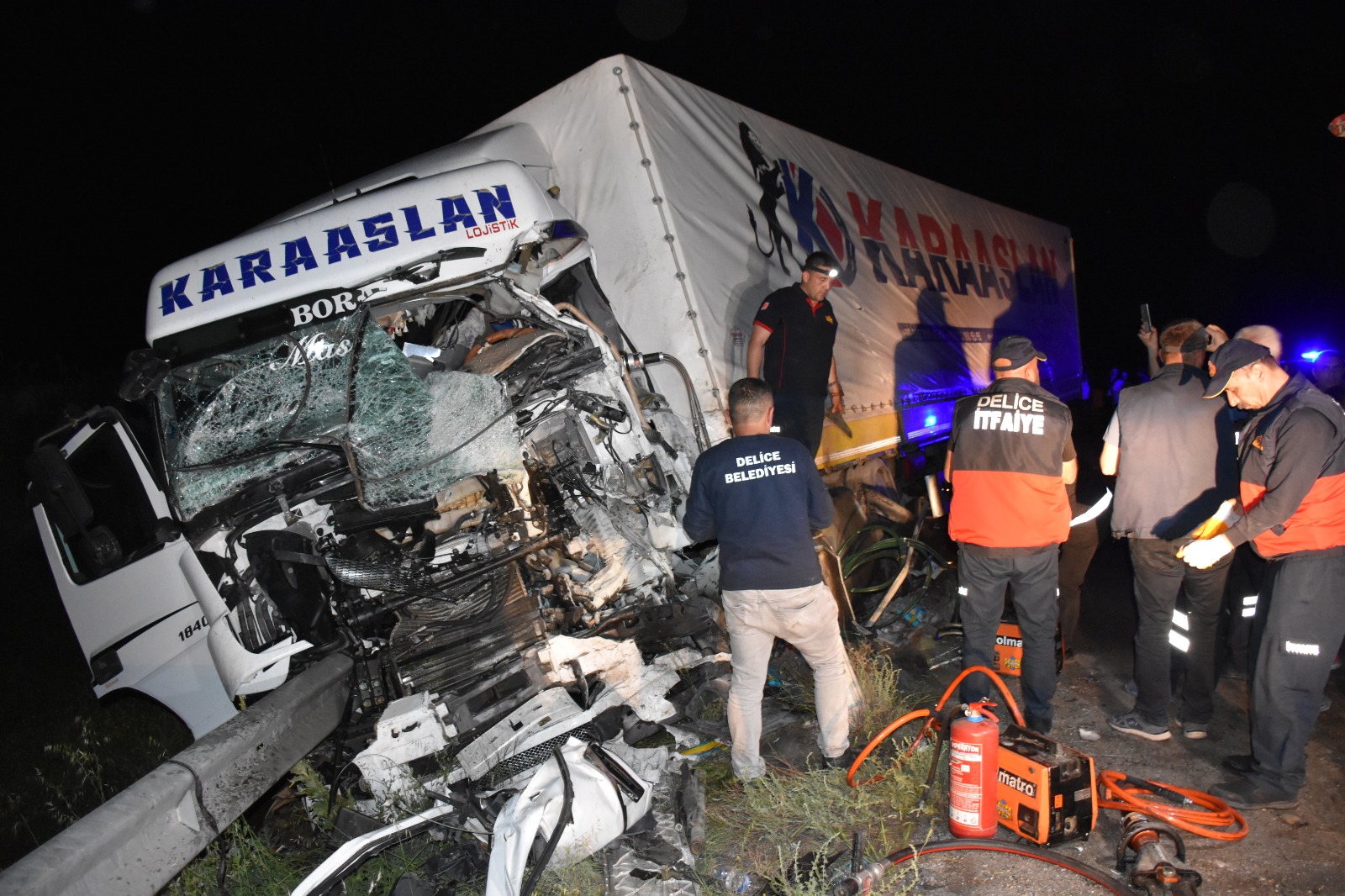 Kamyon, karşı şeride geçip TIR’a çarptı: 1 ölü, 2 yaralı