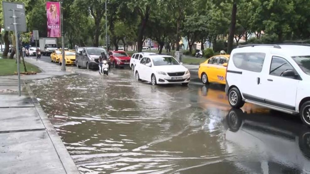 İstanbul’da yağmur sonrası yol göle döndü