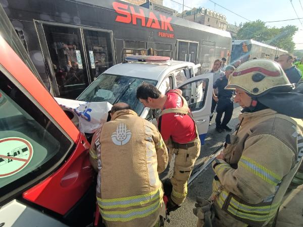 İstanbul’da polis otosu ile tramvayla çarpıştı: 3 yaralı