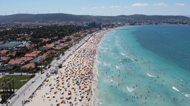 Çeşme, bayramın üçüncü günüde tıklım tıklım doldu