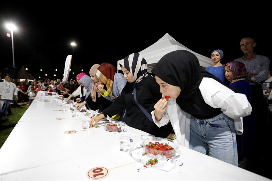 İnegöl’de çilek yeme yarışması festivale renk kattı