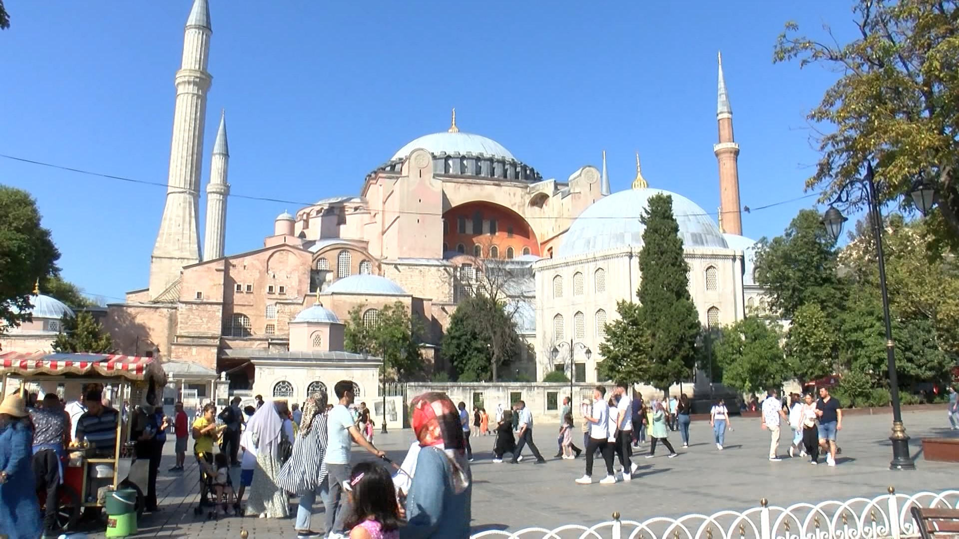 İbadete açılışının 2. yıldönümünde Ayasofya Camii’ne ziyaretçi akını