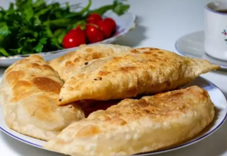 Yağ çekmeyen çiğ börek nasıl yapılır?