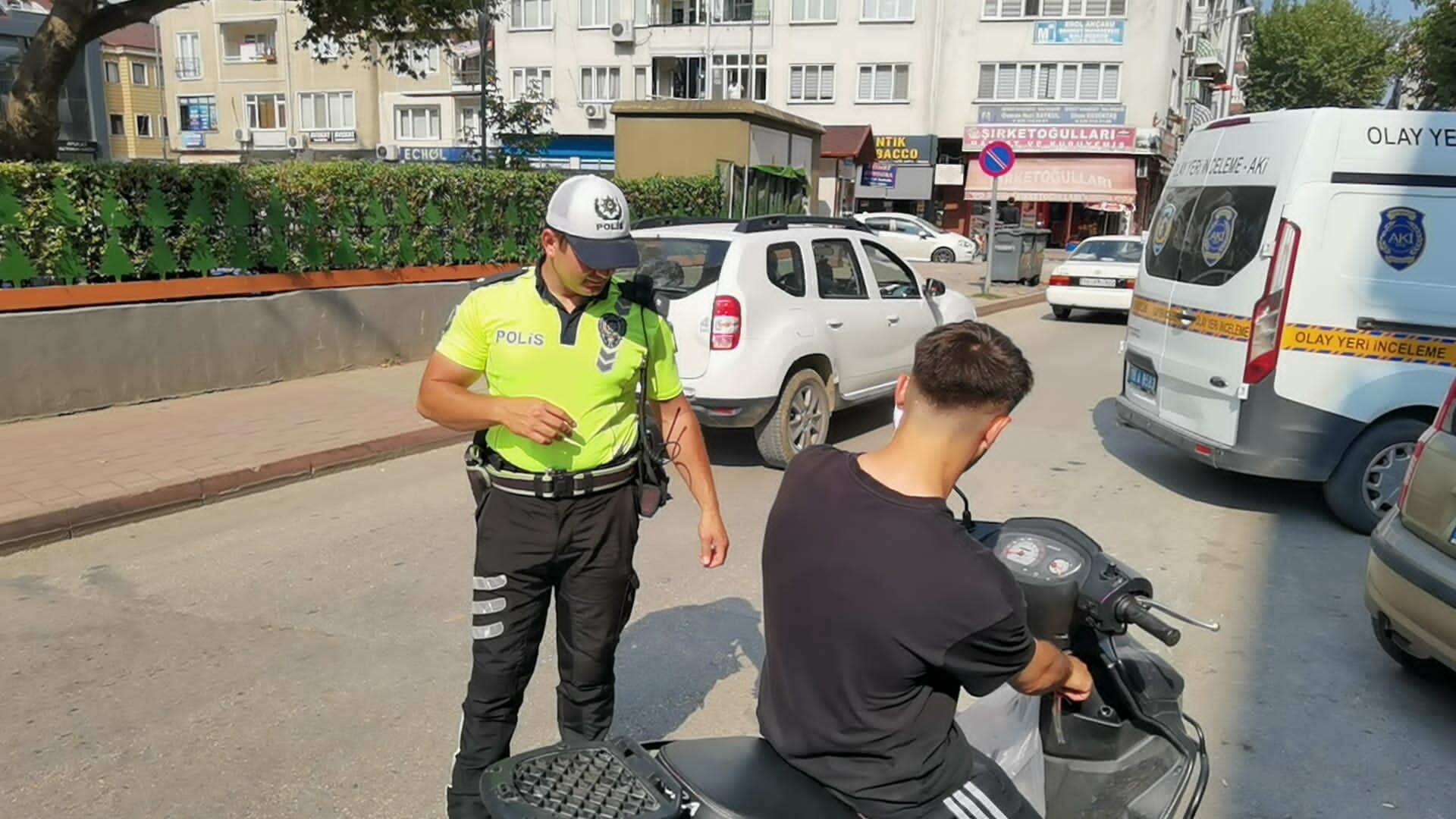 Bursa’da kask takmayan sürücü cezadan kaçamadı