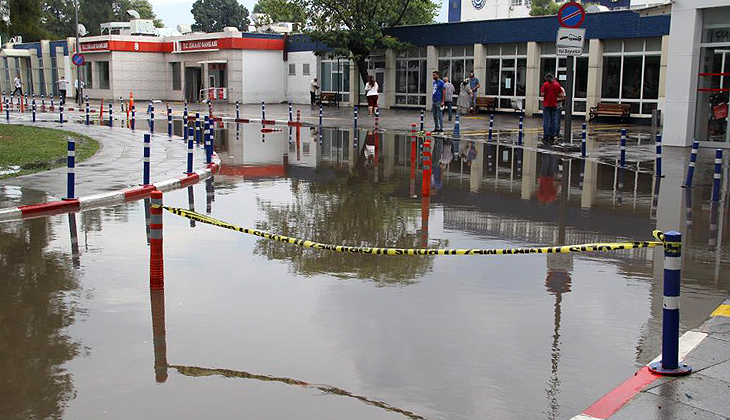 İzmir’de sağanak: Hastaneyi su bastı