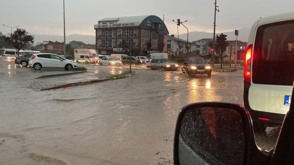 Sağanak yağış yolları göle çevirdi